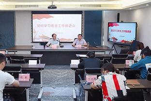 球迷展示马内巨幅TIFO，C罗示意他上前接受掌声和欢呼